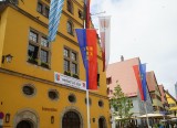 Vor der Schranne  werden am Sonntag die Festreden gehalten.