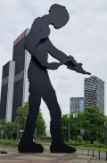 Hämmernder Mann, MesseSkulptur an der Frankfurter Messe