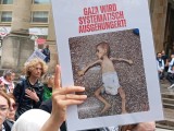 Teilnehmerin mit Plakat, Stuttgart, 27.07.2025