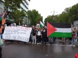 Spitze des Demozuges mit Banner und Fahne, Stuttgart, 27. Juli 2025