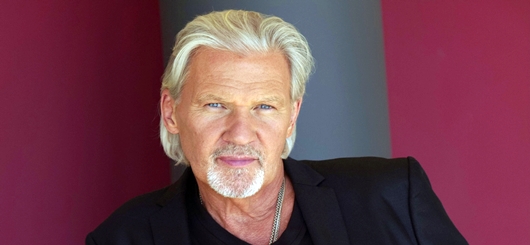 Johnny Logan ist Stargast der Jubiläums-Charity-Gala „Kleider machen Leute“. 