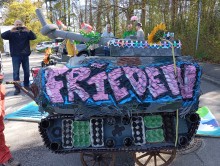 Symbolbild: Umgeprägter Panzer mit Aufschrift "Frieden". Ulmer Ostermarsch 2025. Foto: Sergej Perelman