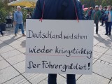 Demonstrant mit Plakat. Stuttgart, 03.10.2025. Foto: Sergej Perelman
