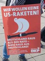 Demonstrantin mit Schild, Stuttgart, 03.10.2025. Foto: Sergej Perelman