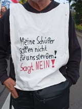 Demonstrant mit Weste, Stuttgart, 03.10.2025. Foto: Sergej Perelman