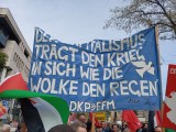 Demonstranten mit Banner, Stuttgart, 03.10.2025. Foto: Sergej Perelman