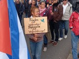 Demonstrantin mit Schild, Stuttgart, 03.10.2025. Foto: Sergej Perelman