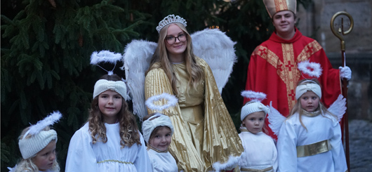 Dinkelsb-hls-Weihnachtszauber-mit-besonderer-Krippenschau