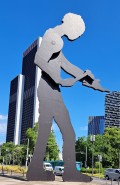 Der Hammering Man von Jonathan Borofsky gilt seit seiner Aufstellung als ein Wahrzeichen Frankfurts