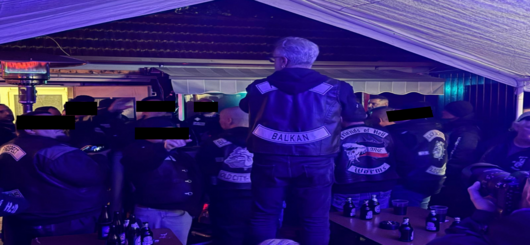 R-tsel-um-Rolle-eines-Motorradclubs-an-der-Costa-Blanca