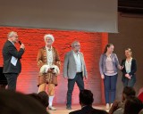 Der Moderator im Gespräch mit Gästen