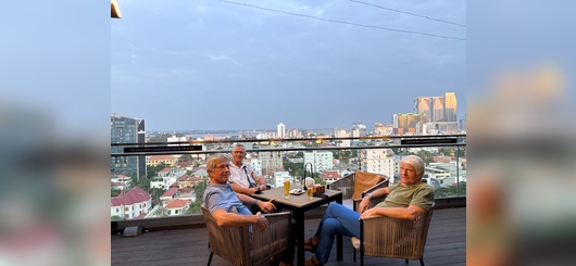 Gerd Petzinna ,Thomas Malten, Peter Schroeder (v.li.n.re.) über den Dächern von Phnom Penh