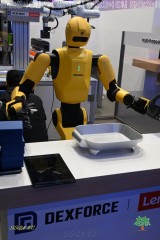 Humanoider Helfer von Dexforce. Gelbe Roboterarme demonstrieren präzises Greifen und Ablegen in der Produktion.