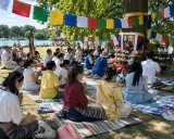 Gebete zum 91. Geburtstag des Dalai Lama am Aasee in Münster.