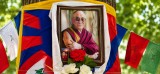 Porträt des 14. Dalai Lama während der Geburtstagsfeier der tibetischen Gemeinschaft am Aasee in Münster.