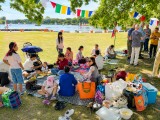 Beim gemeinsamen Picknick klang die Geburtstagsfeier des Dalai Lama am Aasee in Münster aus.