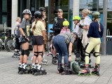 Generationenübergreifend: Gemeinsam auf Rollen am Hafenplatz.