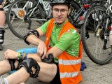 Gut geschützt: Ein Skater legt seine Protektoren an.