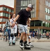 Familien auf Rollen: Vater und Tochter gemeinsam unterwegs.