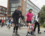 Jung und Alt auf Rollen – die Skatenight verbindet Generationen. 