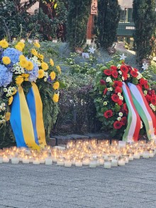 Kränze vor dem Gedenkstein auf dem Solinger Fronhof