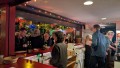 Gut gefüllte Bar am Abend