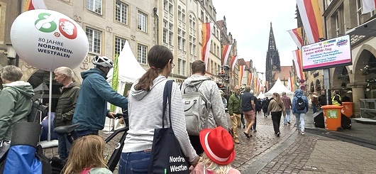 NRW feiert 80 Jahre: Bürgerfest in Münsters Innenstadt mit Blick auf die Lambertikirche.