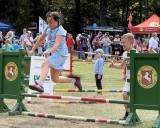 Beim Hobby-Horsing überwinden Kinder einen Hindernisparcours.