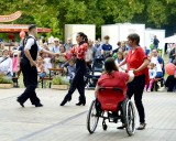 Gemeinsame Choreografie: Die Residenz Münster e. V. verband klassischen Paartanz mit Rollstuhltanz.
