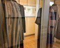 Häftlingskleidung in der Ausstellung