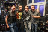 Nach dem Auftritt: die Band gemeinsam hinter der Bühne