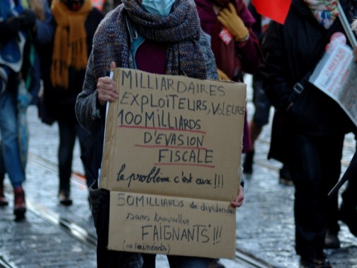 Contre les évasions fiscales et le manque de lits à l' hopital