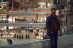 Ich im Einkaufszentrum mit Araberinnen im Hintergrund