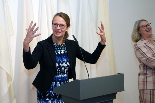 Ministerin Martin am Rednerpult des Projekts 