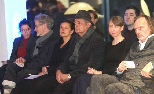 Die Nominierten des Kunstpreises warten aufgeregt auf die Bekanntgabe.Rechts Dr. Neumann von der Kunsthalle Rostock