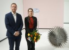 Marike Schreiber inmitten ihrer Kunst und  Thomas Kühl von der PROVINZIAL-Versicherung
