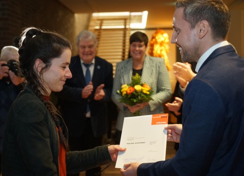 Die Provinzial übergibt den Auslobungspreis von 10.000 €