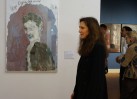 Beate Kemfert vor dem Bild der jüdischen Malerin Olga Oppenheimer,das Mueller-Stahl für diese Ausstellung gemalt hat. 